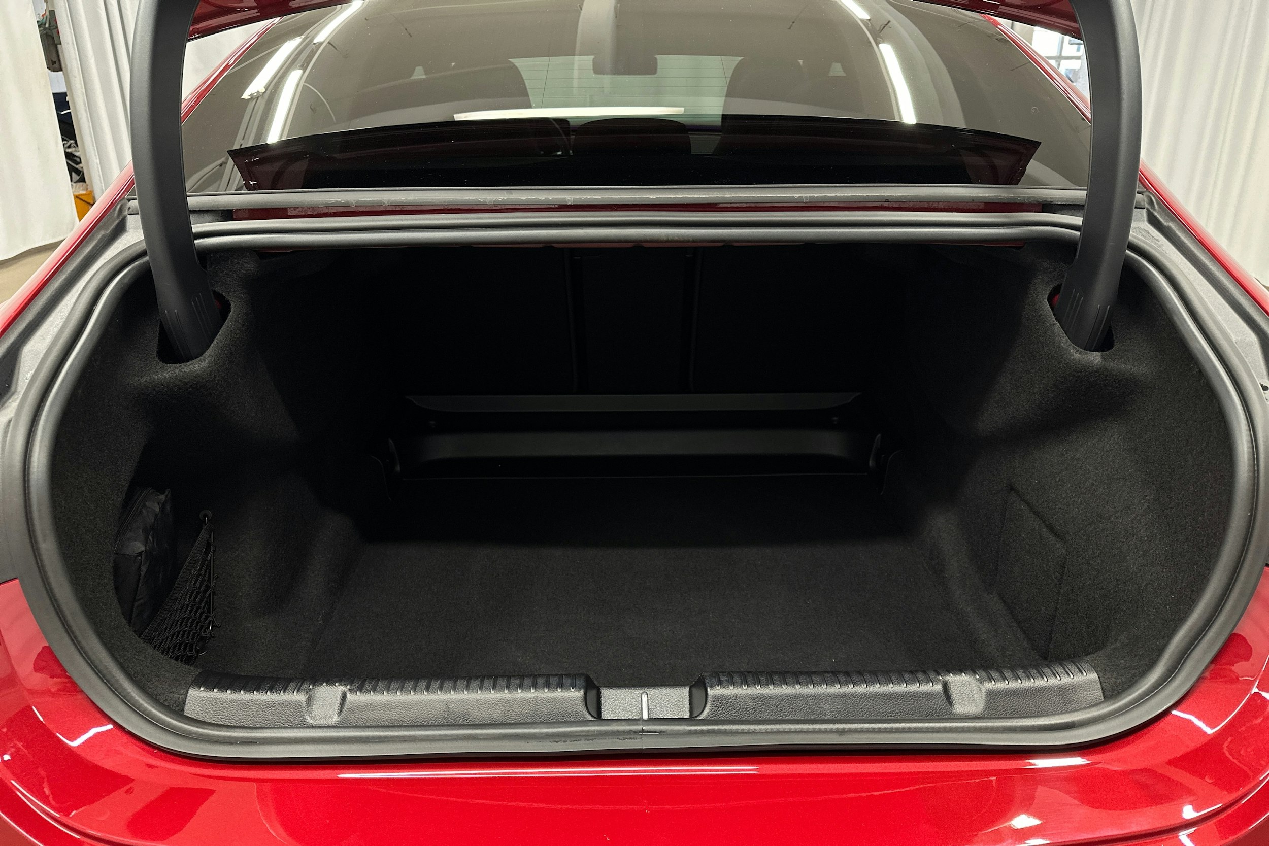 punainen Mercedes-Benz EQE 2025 kuva 14.