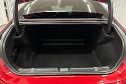 punainen Mercedes-Benz EQE 2025 kuva 14.