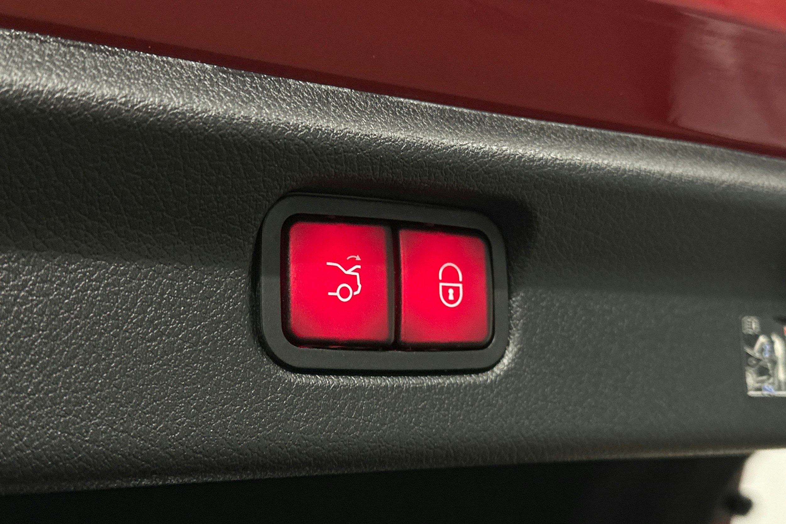 punainen Mercedes-Benz EQE 2025 kuva 15.