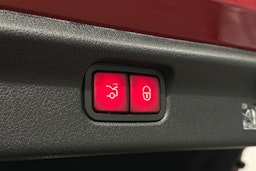 punainen Mercedes-Benz EQE 2025 kuva 15.