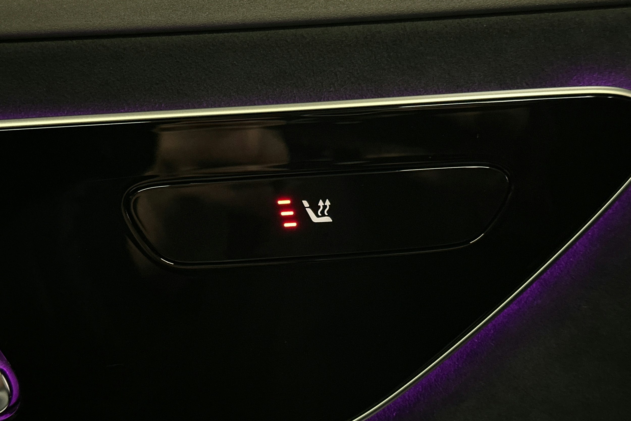 punainen Mercedes-Benz EQE 2025 kuva 16.