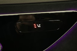 punainen Mercedes-Benz EQE 2025 kuva 16.