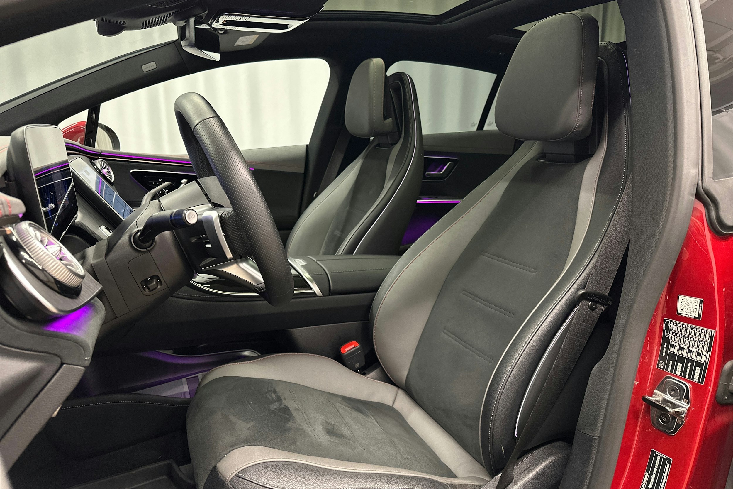 punainen Mercedes-Benz EQE 2025 kuva 17.