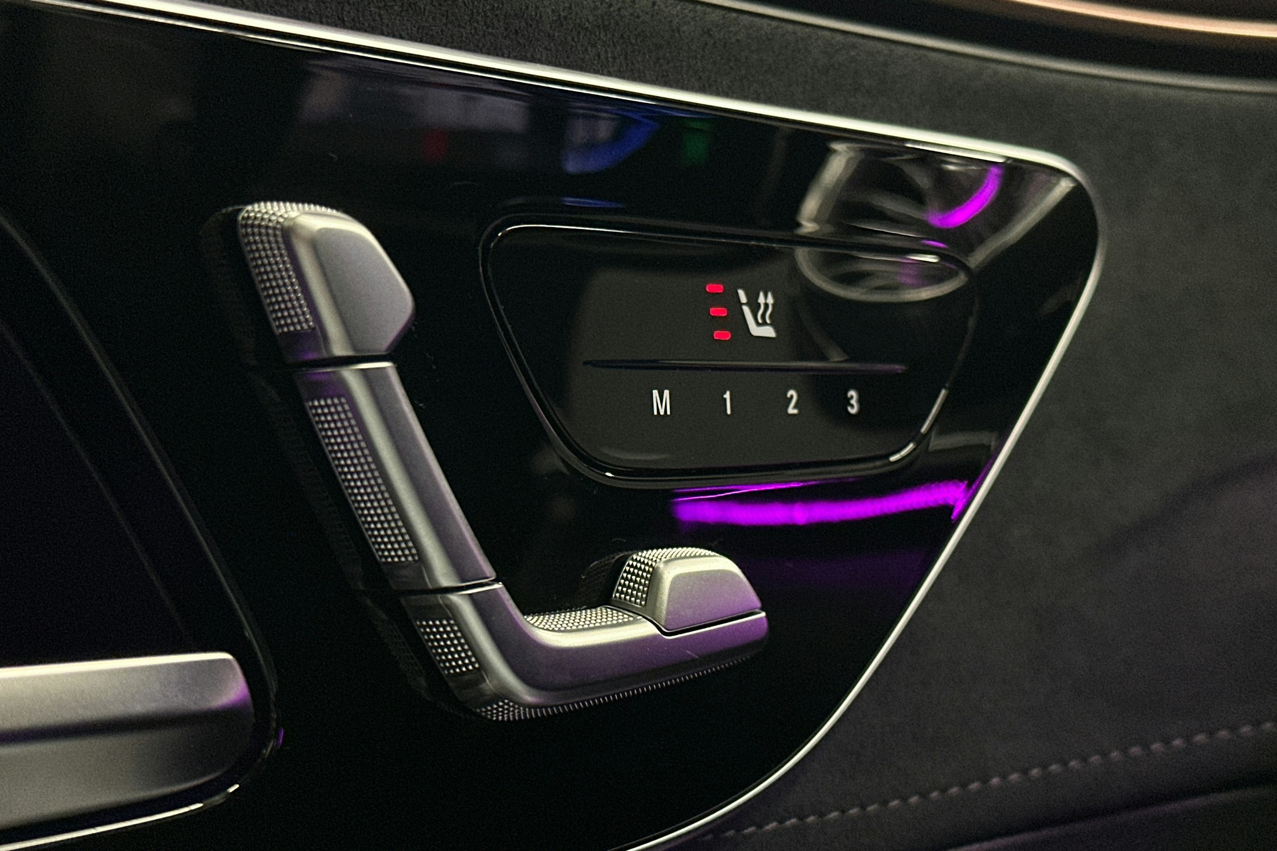 punainen Mercedes-Benz EQE 2025 kuva 18.