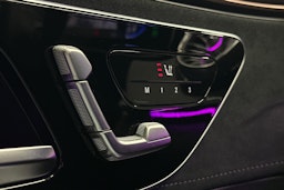 punainen Mercedes-Benz EQE 2025 kuva 18.