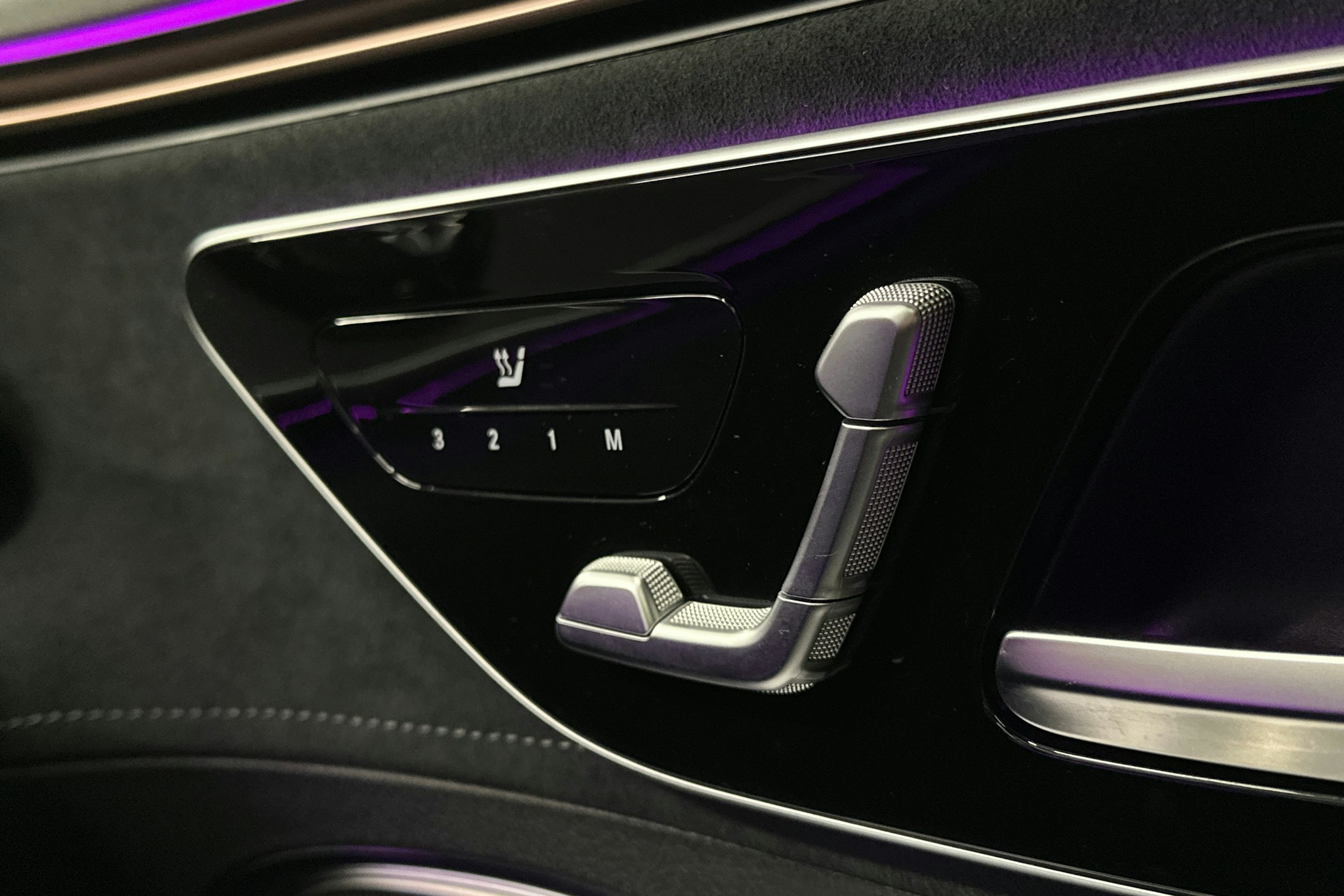 punainen Mercedes-Benz EQE 2025 kuva 19.