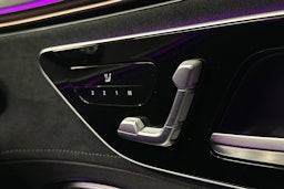 punainen Mercedes-Benz EQE 2025 kuva 19.