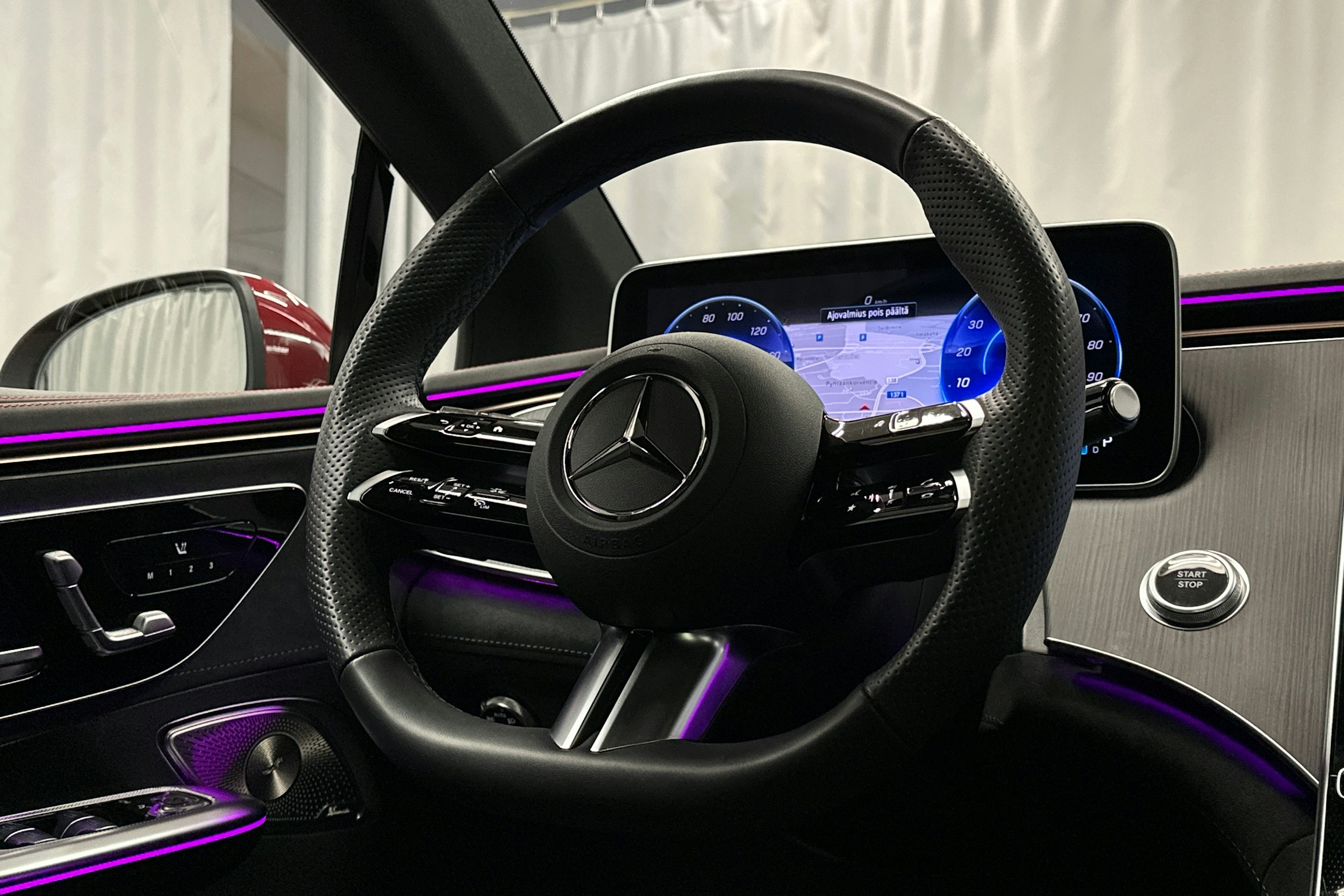 punainen Mercedes-Benz EQE 2025 kuva 20.