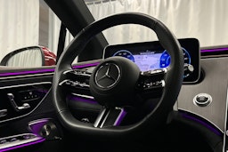 punainen Mercedes-Benz EQE 2025 kuva 20.