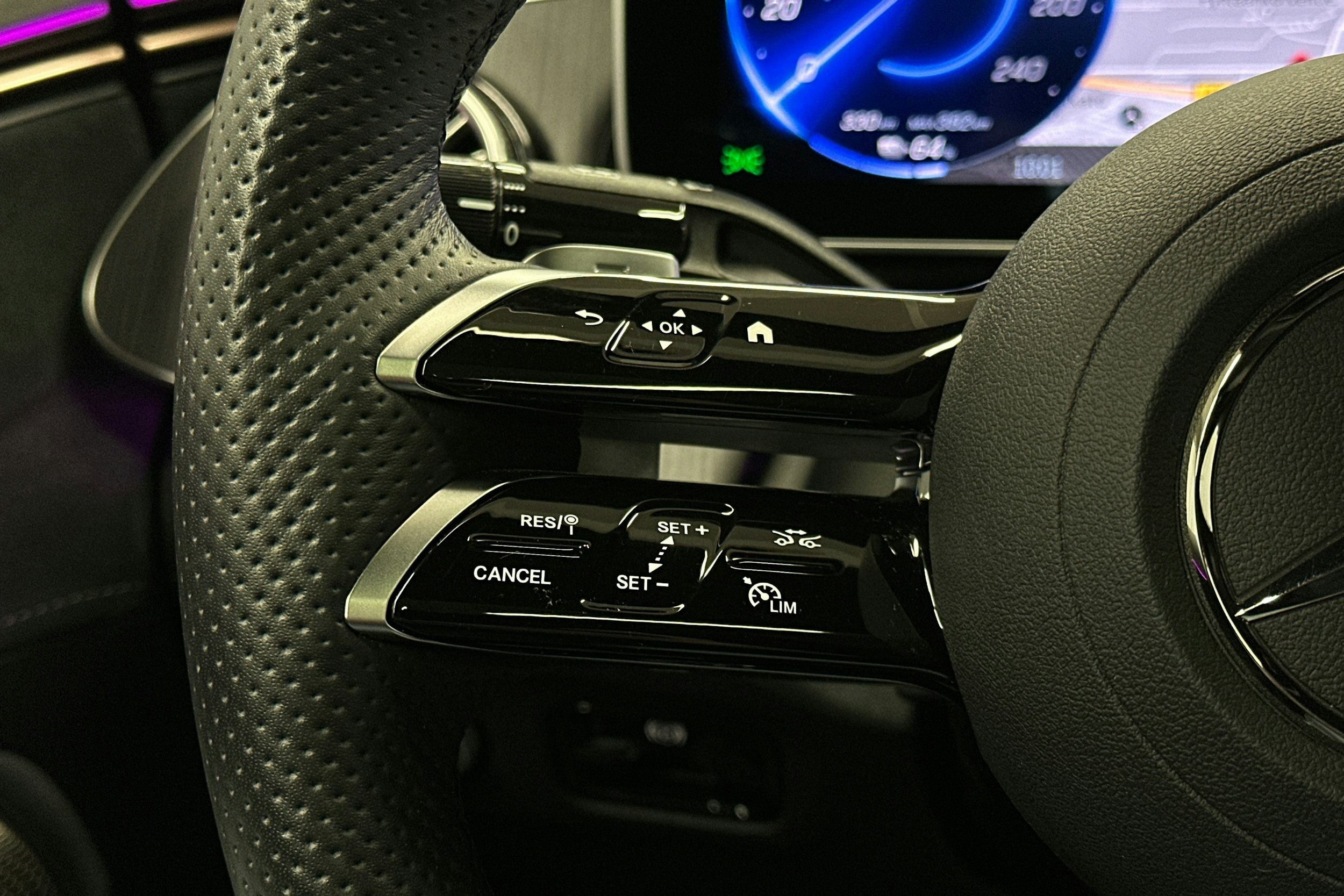 punainen Mercedes-Benz EQE 2025 kuva 21.