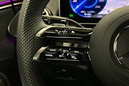 punainen Mercedes-Benz EQE 2025 kuva 21.