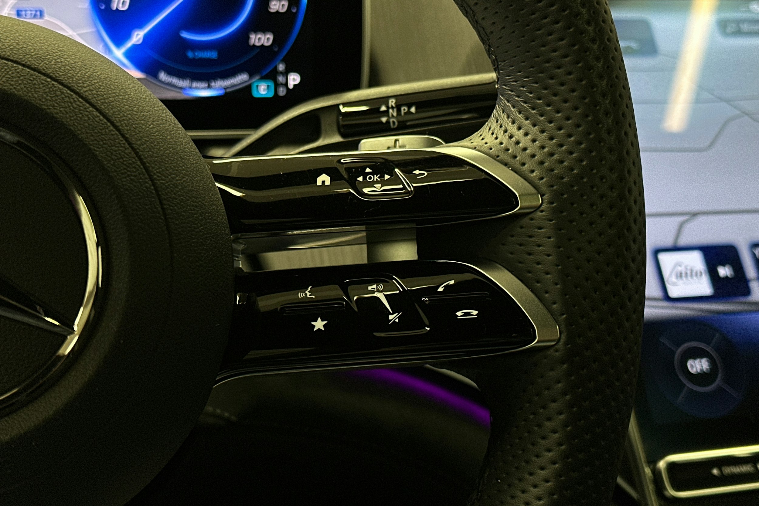 punainen Mercedes-Benz EQE 2025 kuva 22.