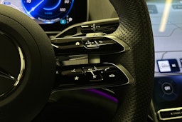 punainen Mercedes-Benz EQE 2025 kuva 22.