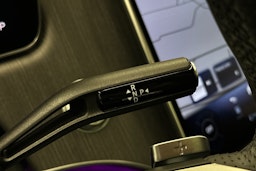 punainen Mercedes-Benz EQE 2025 kuva 23.