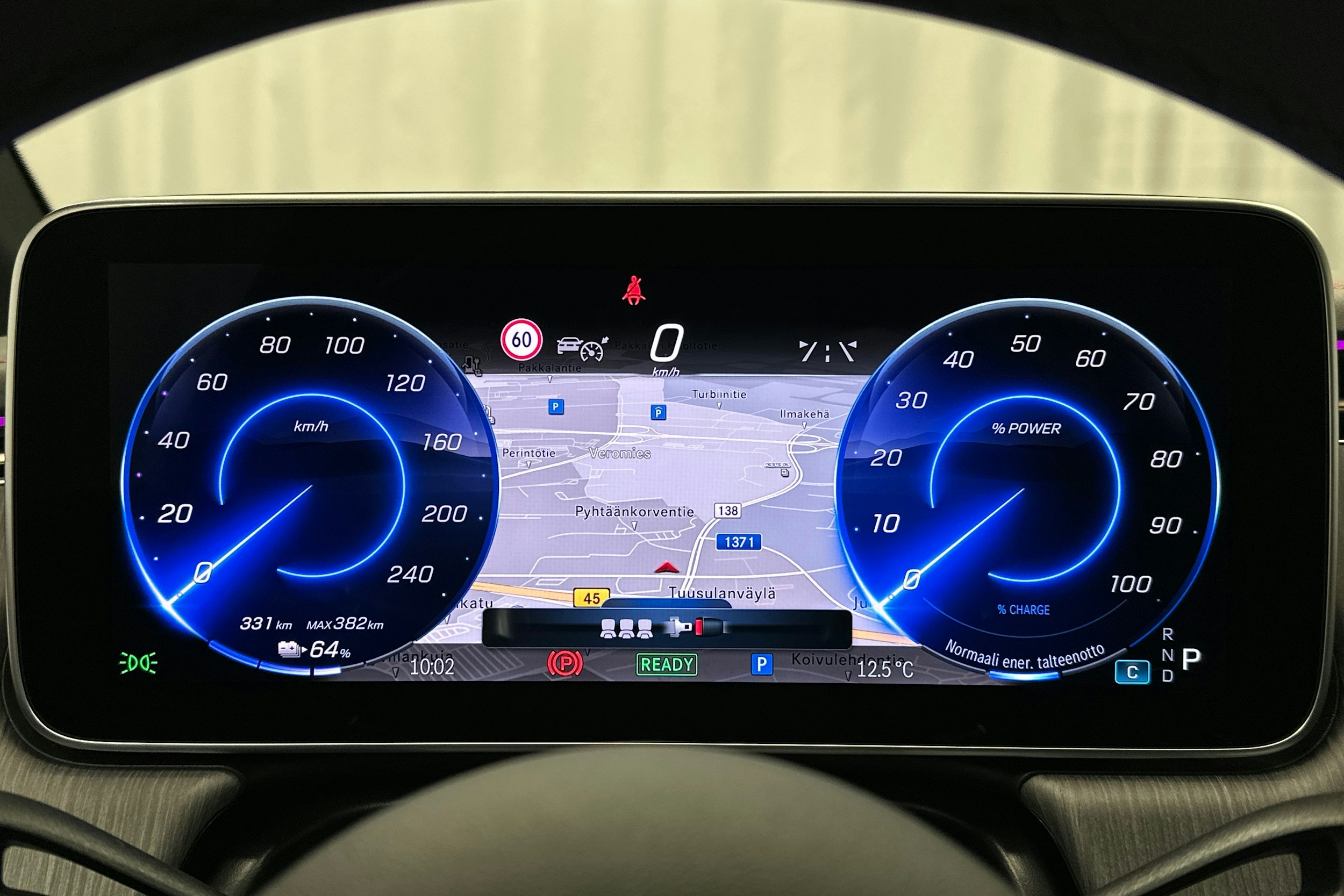 punainen Mercedes-Benz EQE 2025 kuva 24.