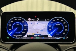 punainen Mercedes-Benz EQE 2025 kuva 24.