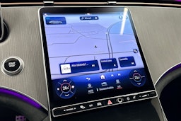 punainen Mercedes-Benz EQE 2025 kuva 25.