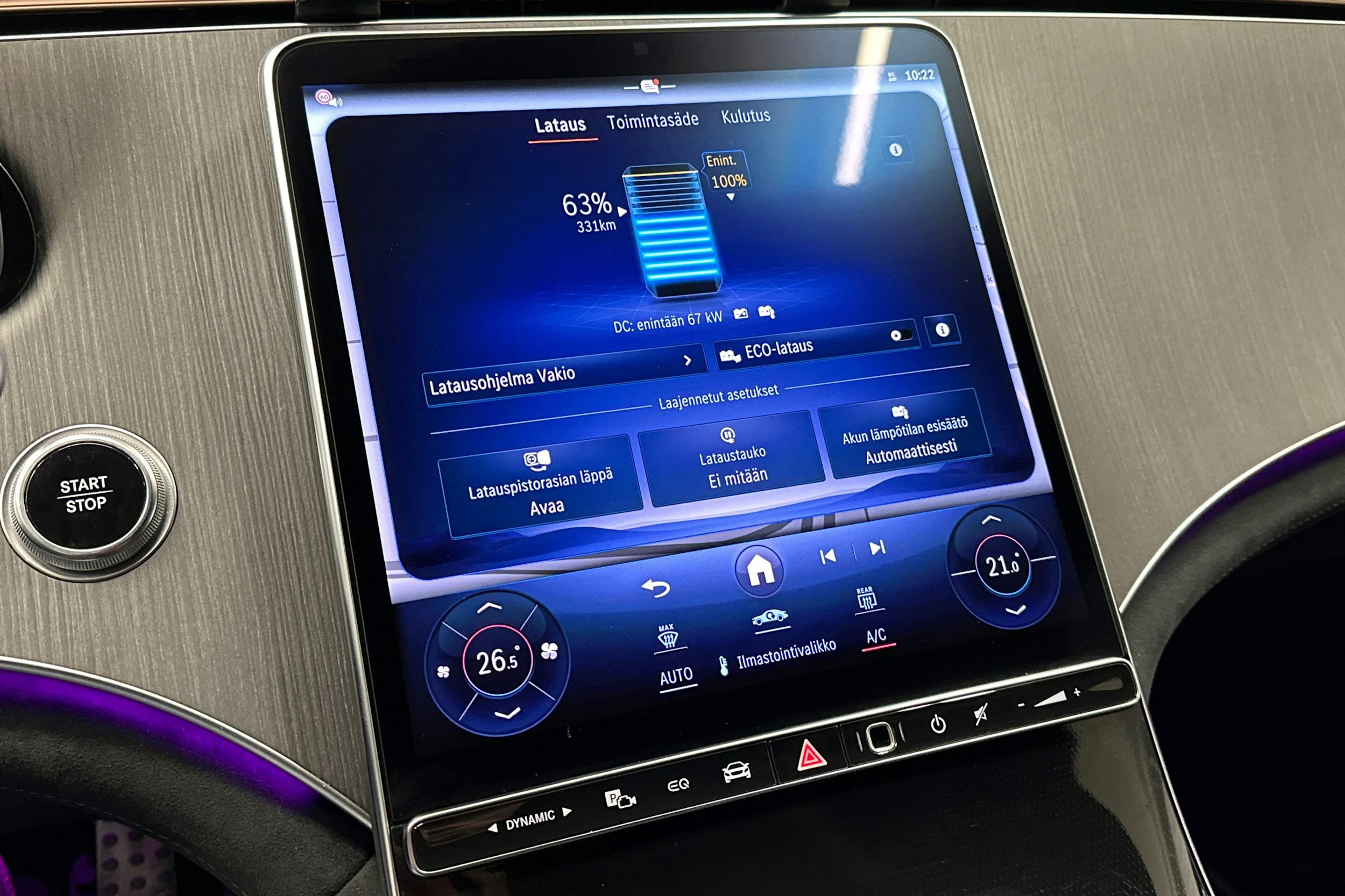 punainen Mercedes-Benz EQE 2025 kuva 26.