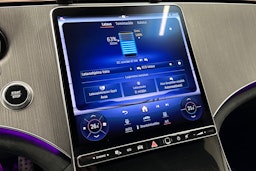 punainen Mercedes-Benz EQE 2025 kuva 26.