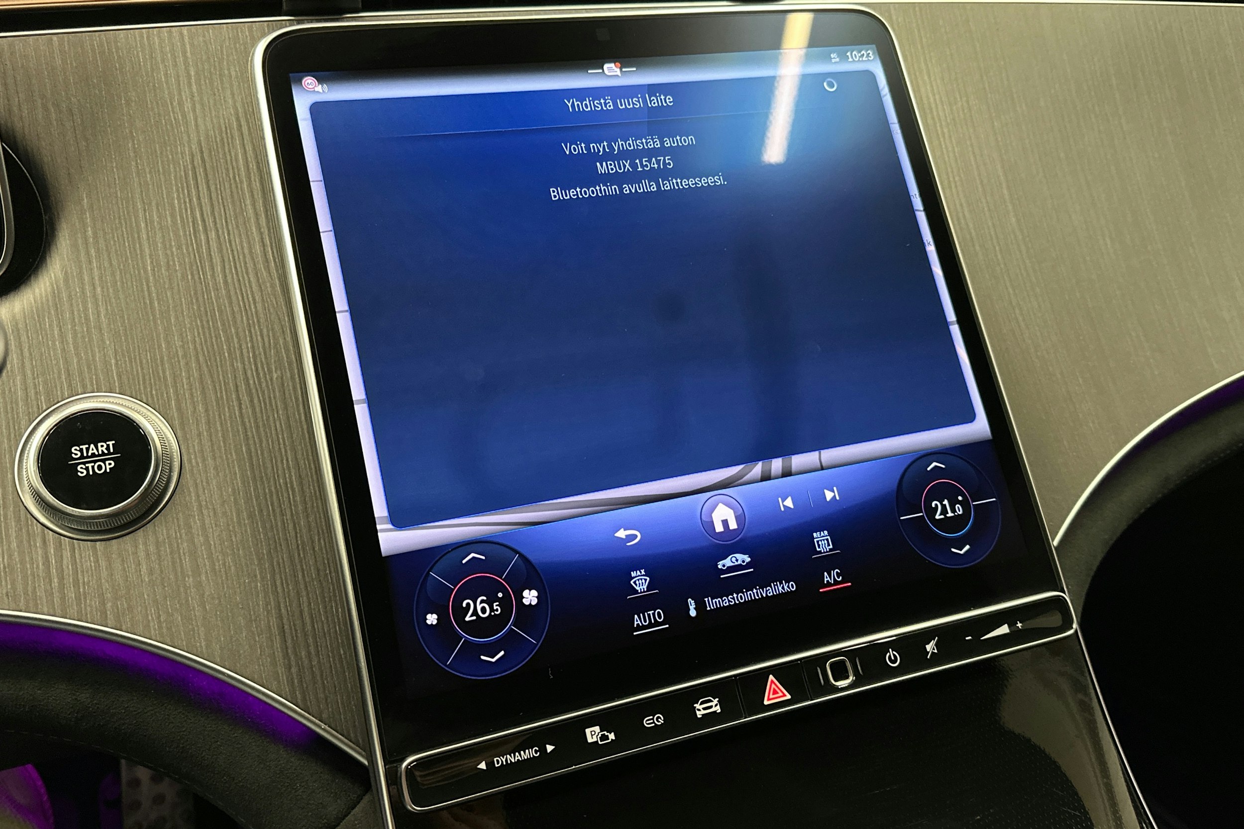 punainen Mercedes-Benz EQE 2025 kuva 27.