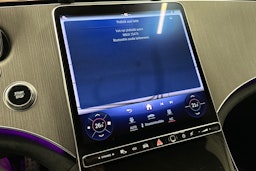 punainen Mercedes-Benz EQE 2025 kuva 27.