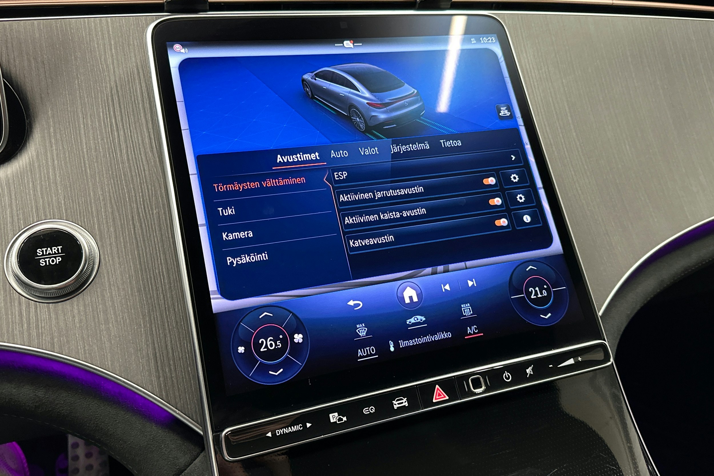 punainen Mercedes-Benz EQE 2025 kuva 28.