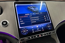 punainen Mercedes-Benz EQE 2025 kuva 28.