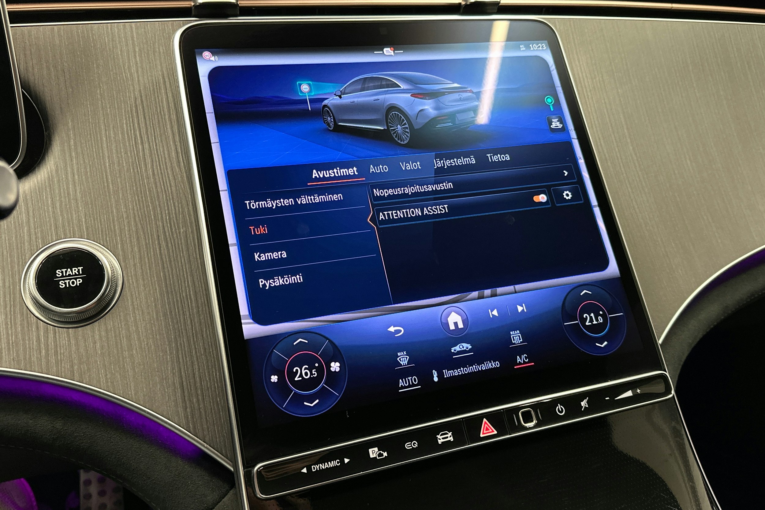 punainen Mercedes-Benz EQE 2025 kuva 29.