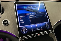 punainen Mercedes-Benz EQE 2025 kuva 29.