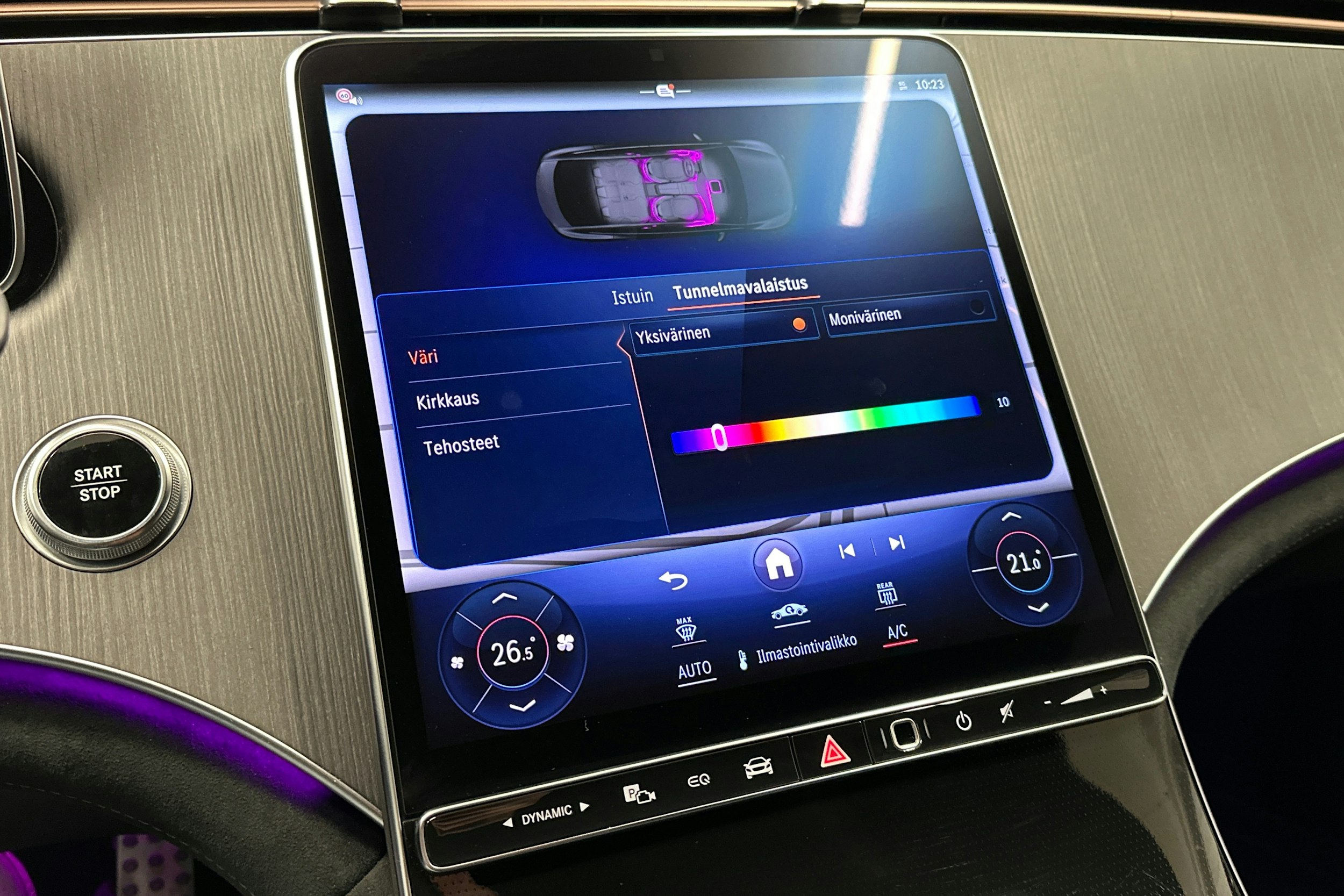 punainen Mercedes-Benz EQE 2025 kuva 30.