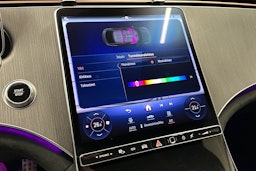 punainen Mercedes-Benz EQE 2025 kuva 30.