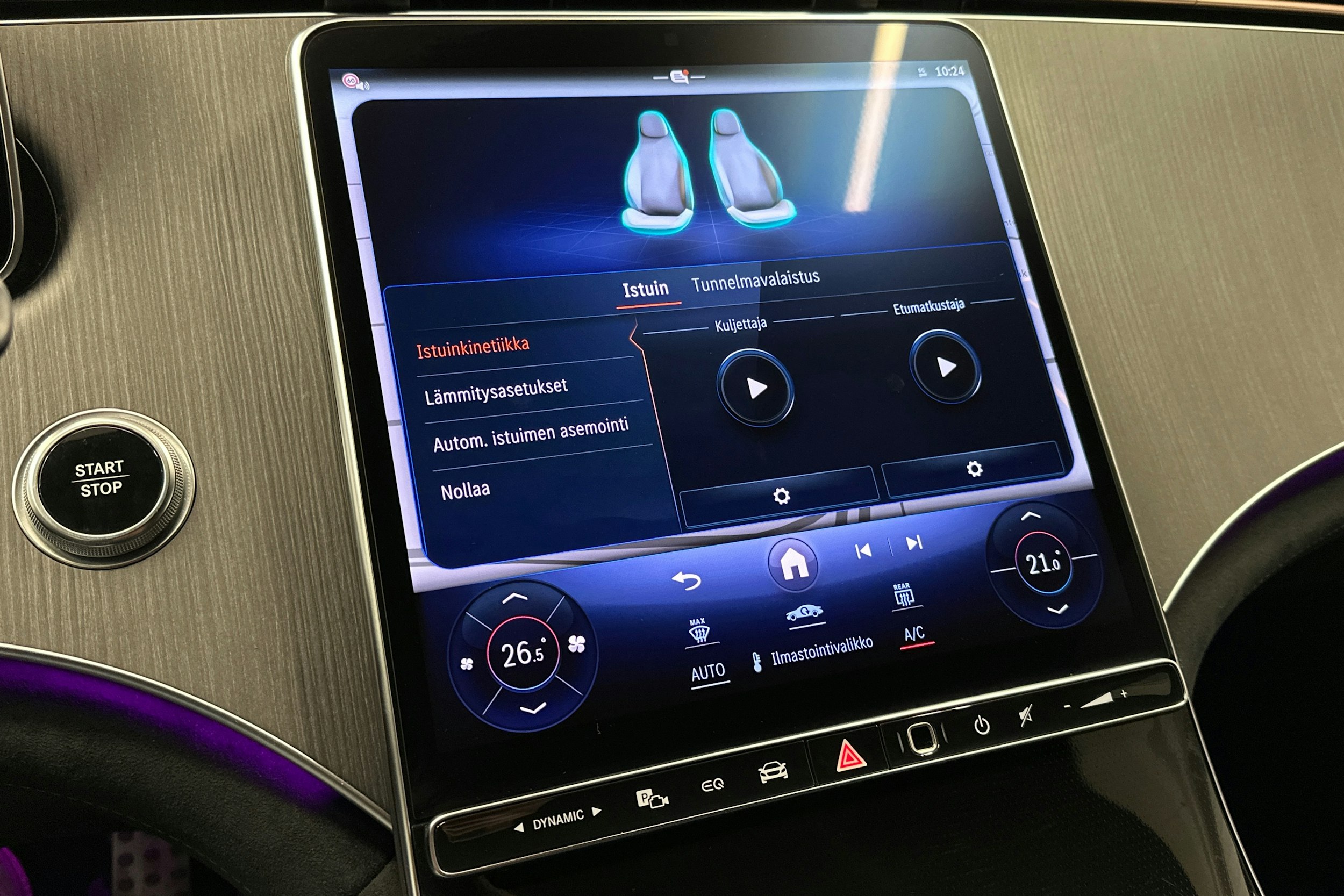 punainen Mercedes-Benz EQE 2025 kuva 31.