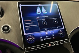 punainen Mercedes-Benz EQE 2025 kuva 31.