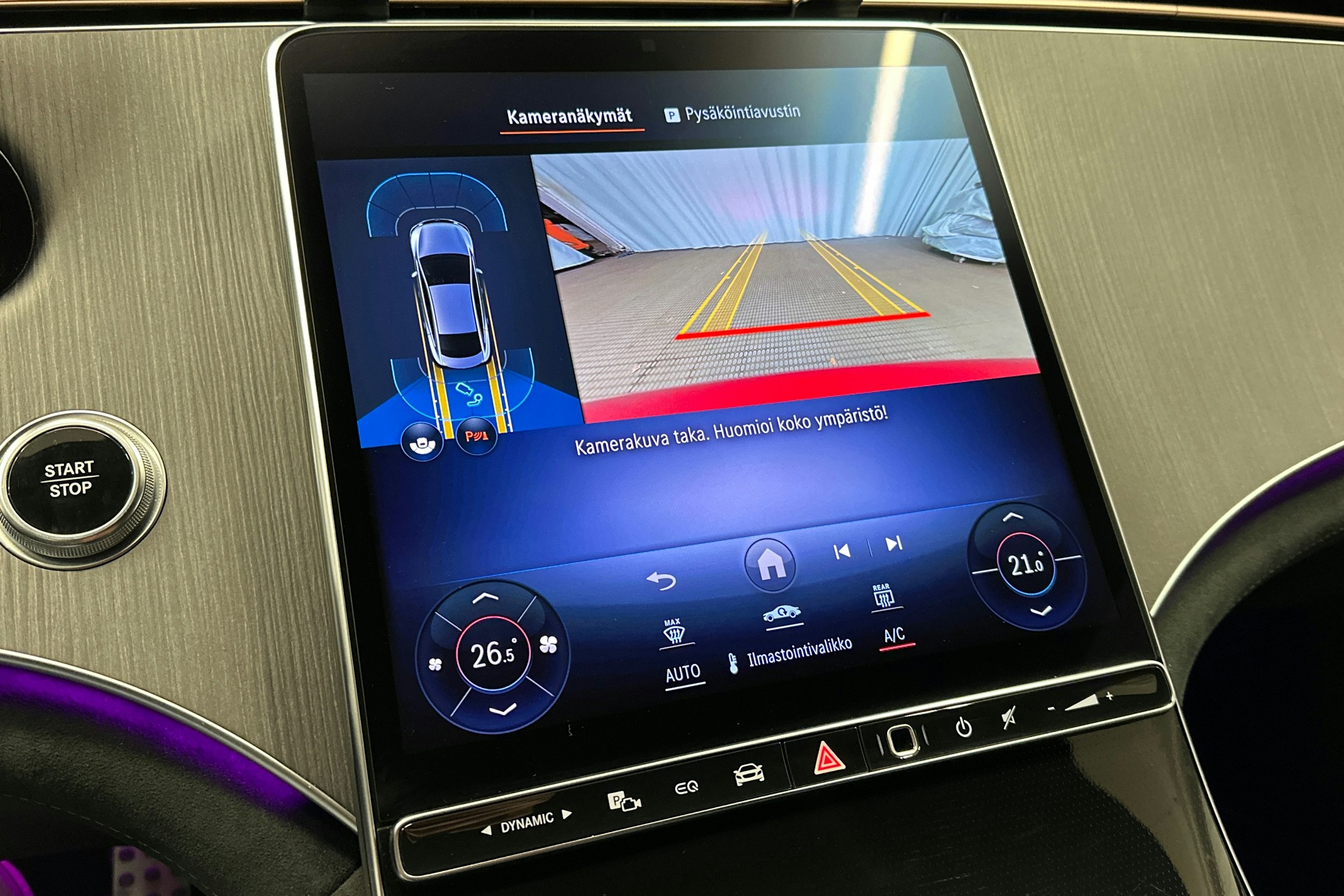 punainen Mercedes-Benz EQE 2025 kuva 32.