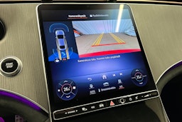 punainen Mercedes-Benz EQE 2025 kuva 32.