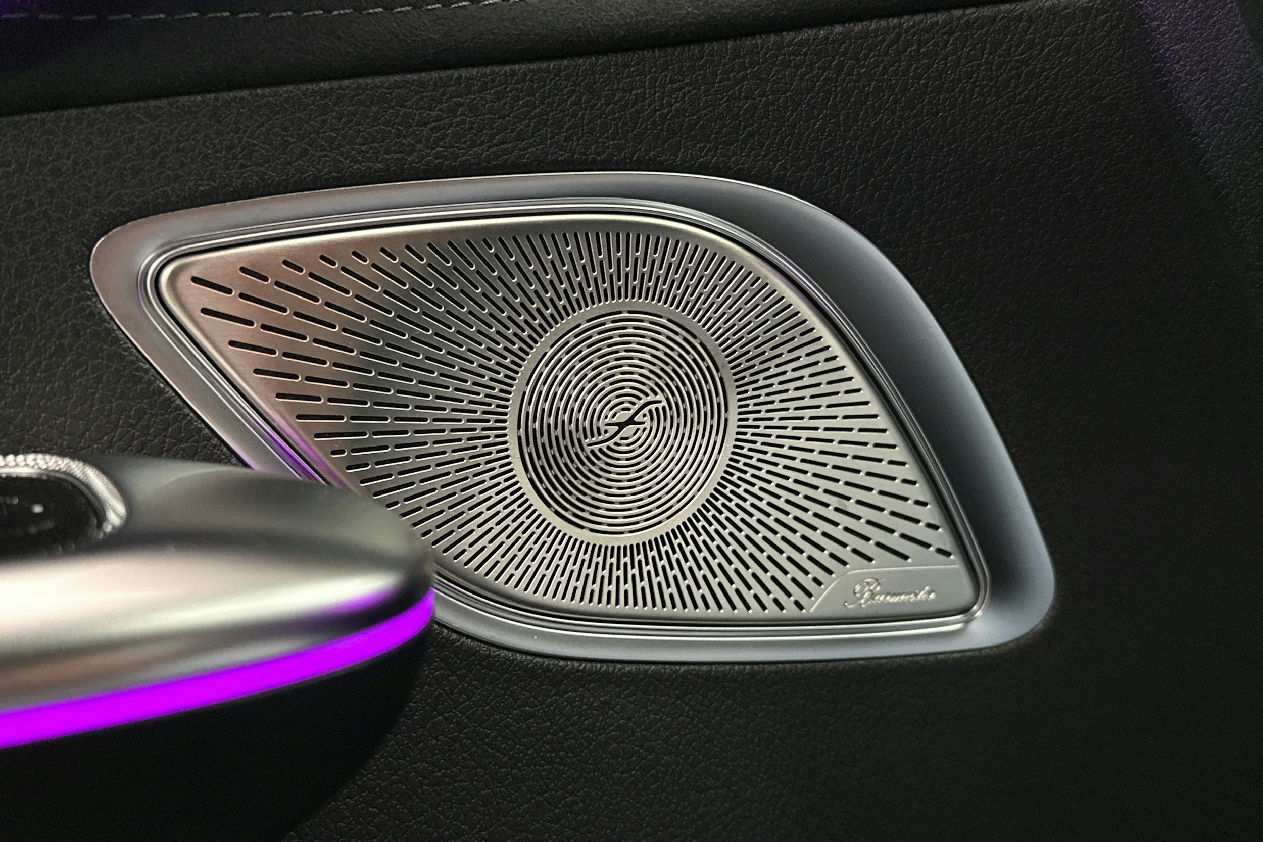 punainen Mercedes-Benz EQE 2025 kuva 33.