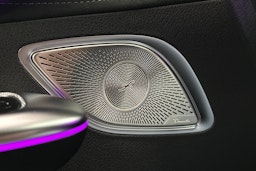 punainen Mercedes-Benz EQE 2025 kuva 33.