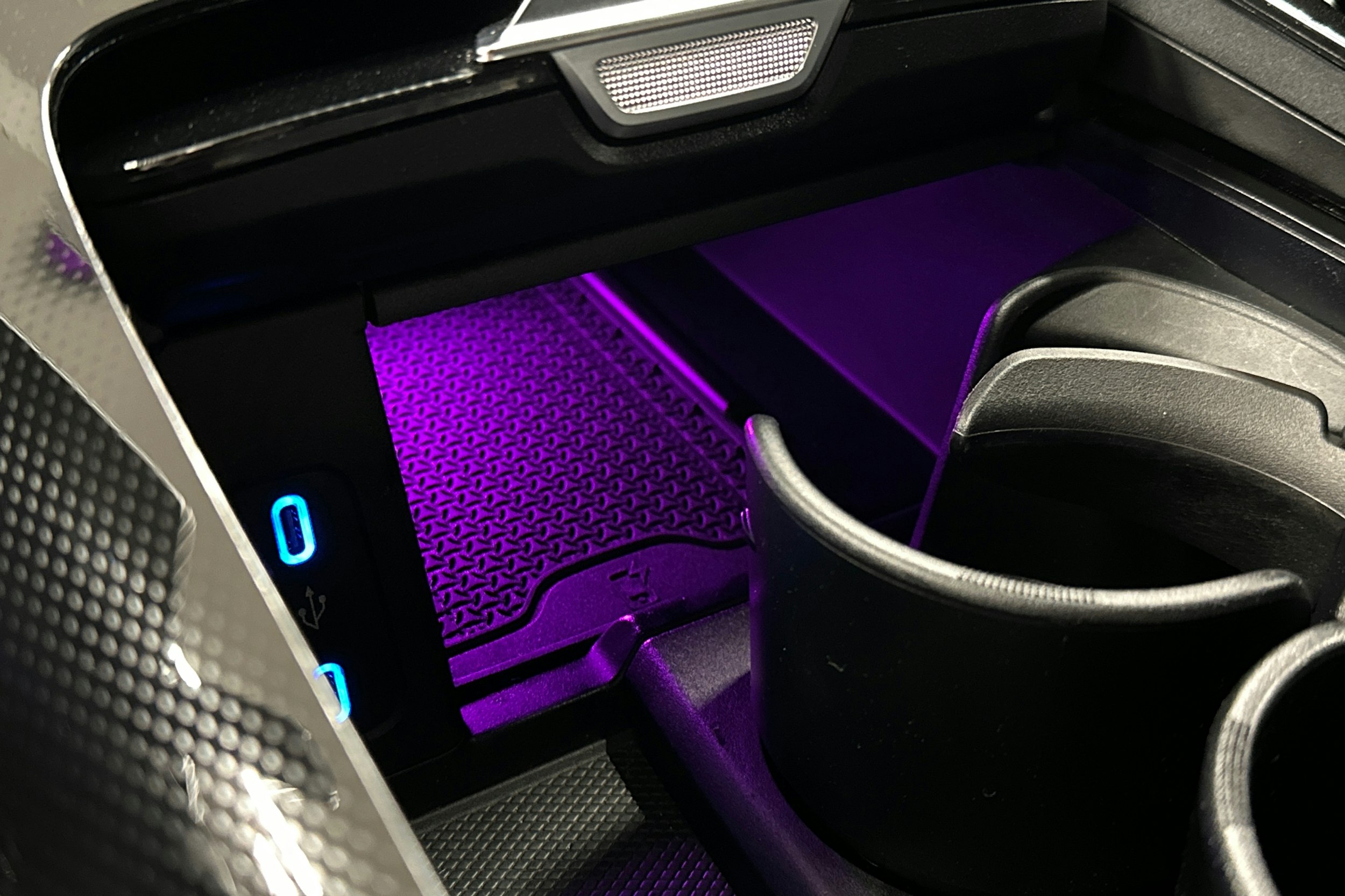 punainen Mercedes-Benz EQE 2025 kuva 34.