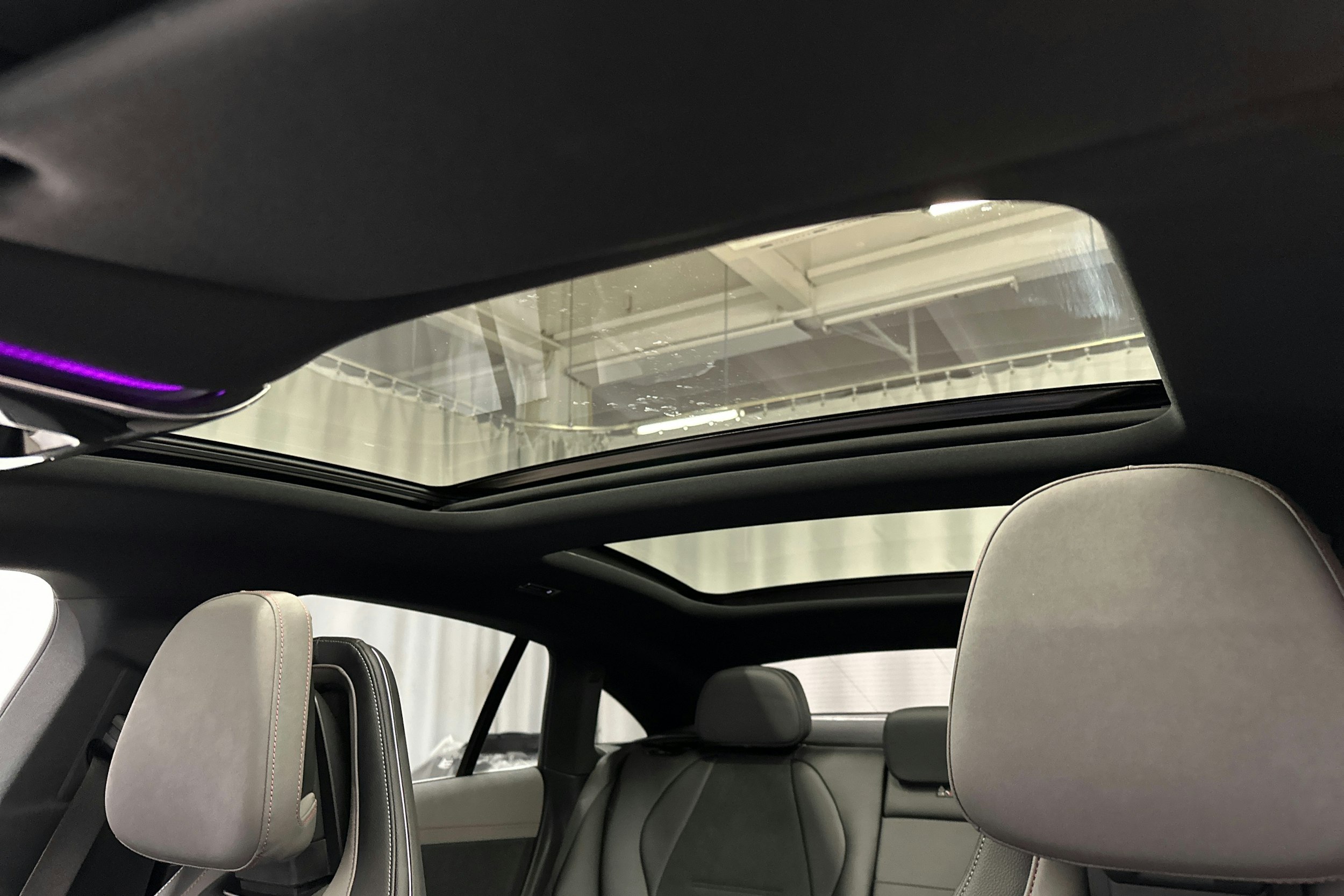 punainen Mercedes-Benz EQE 2025 kuva 35.