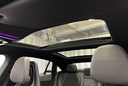 punainen Mercedes-Benz EQE 2025 kuva 35.