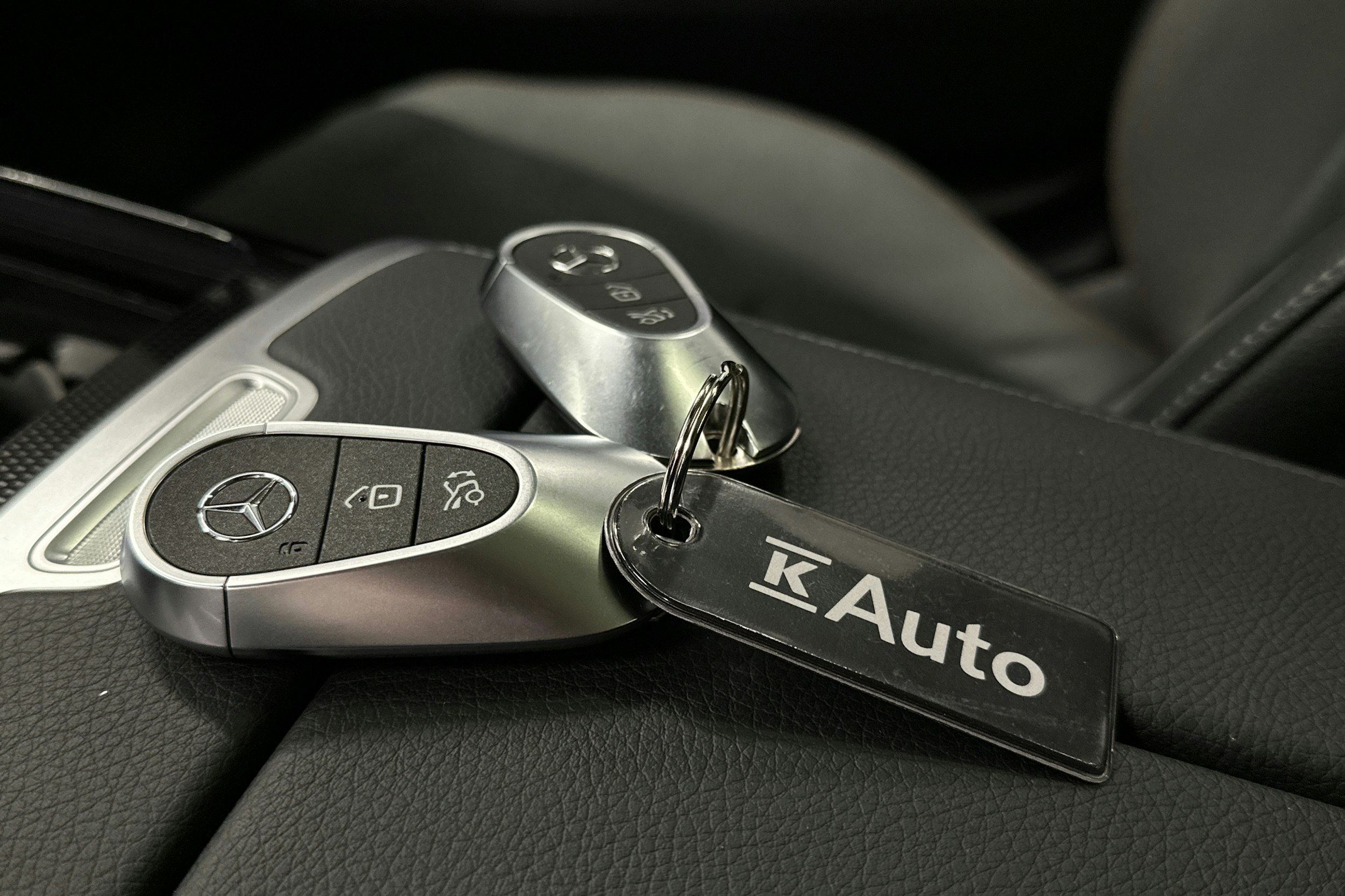 punainen Mercedes-Benz EQE 2025 kuva 36.