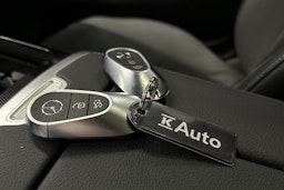 punainen Mercedes-Benz EQE 2025 kuva 36.