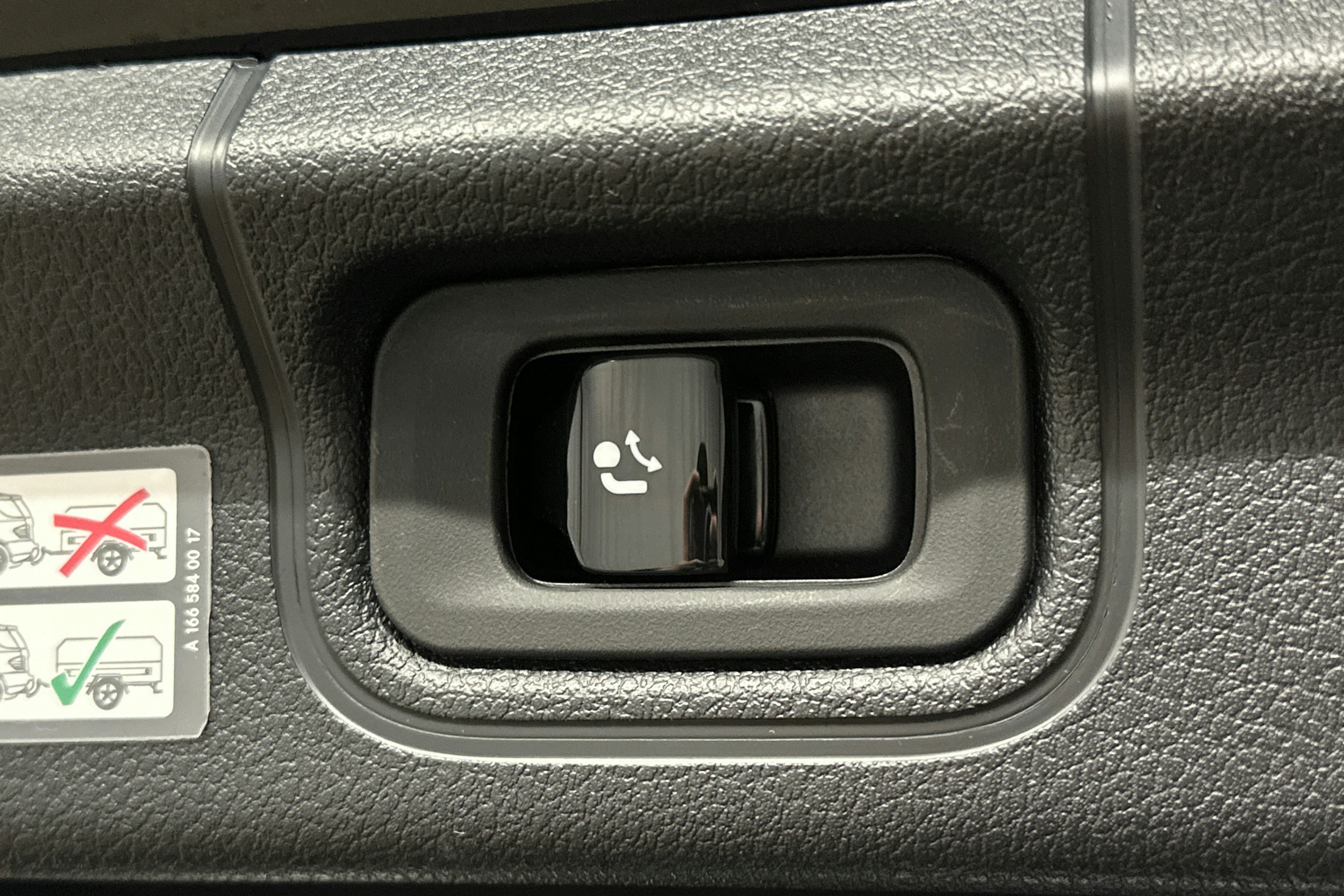 musta Mercedes-Benz EQE 2025 kuva 16.