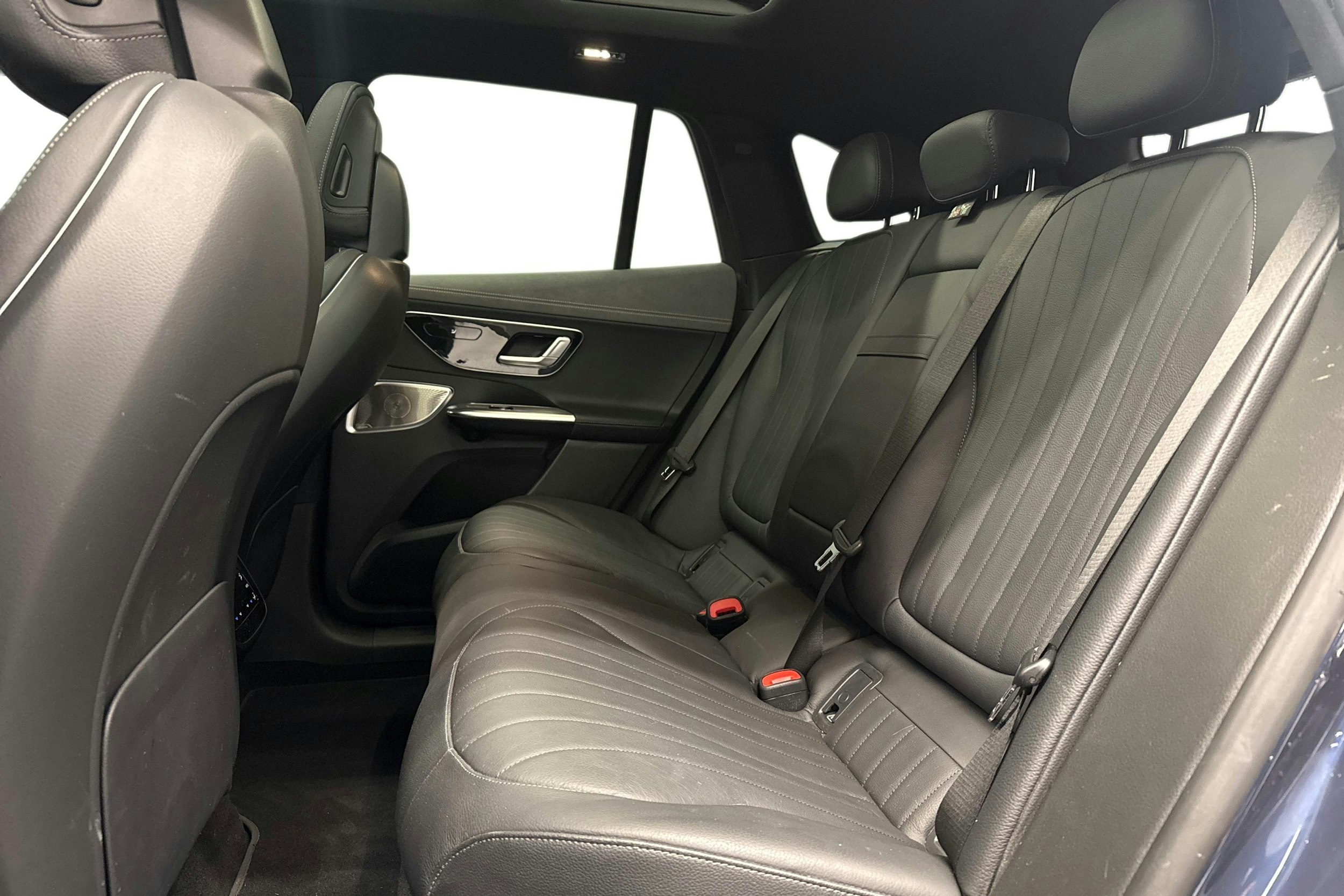 sininen Mercedes-Benz EQE SUV 2023 kuva 10.