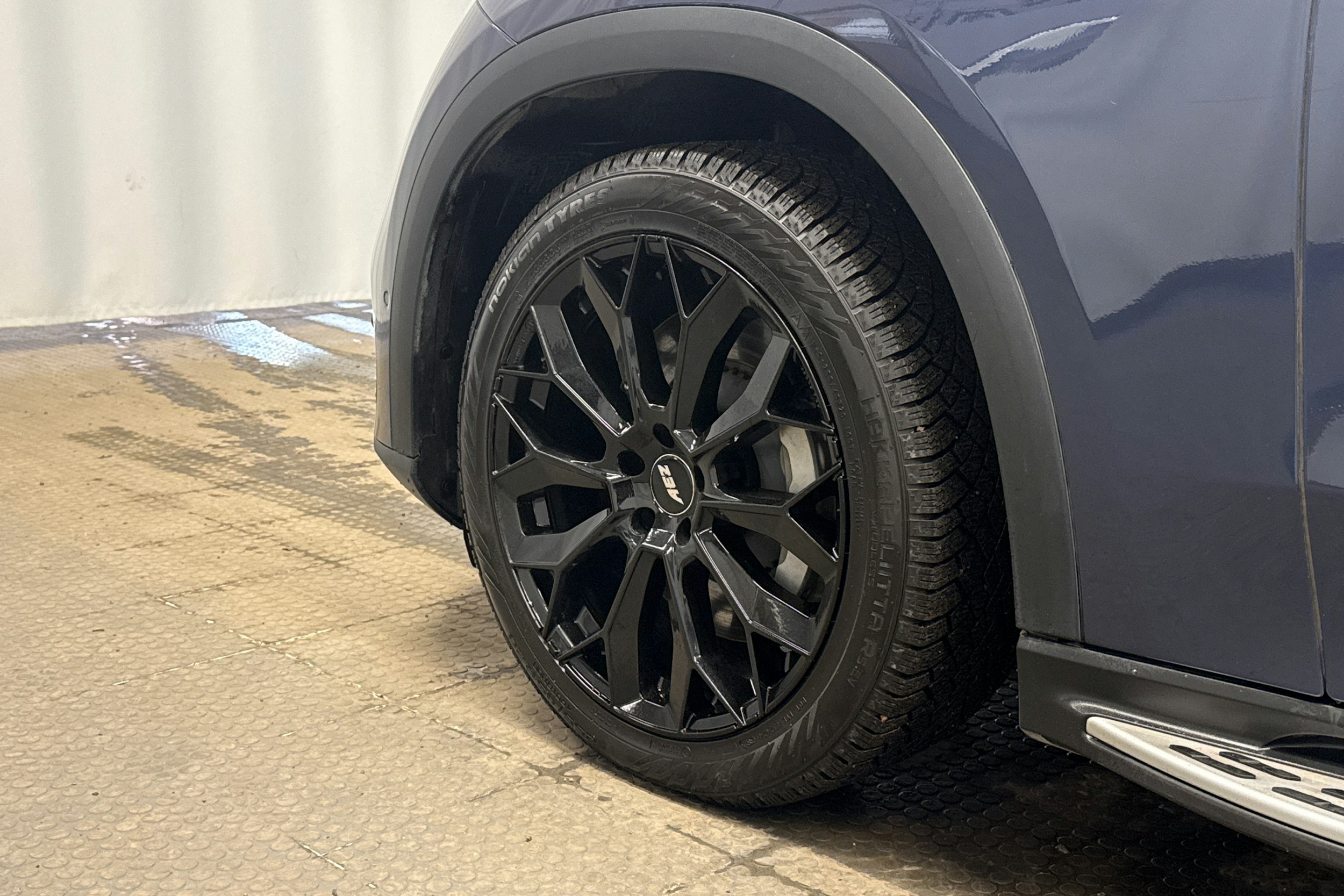 sininen Mercedes-Benz EQE SUV 2023 kuva 13.