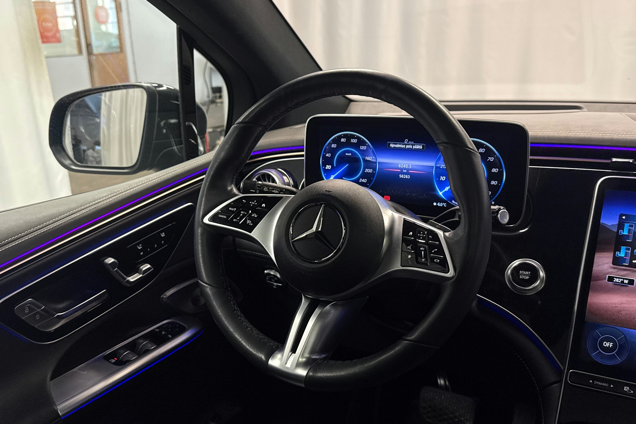 sininen Mercedes-Benz EQE SUV 2023 kuva 14.