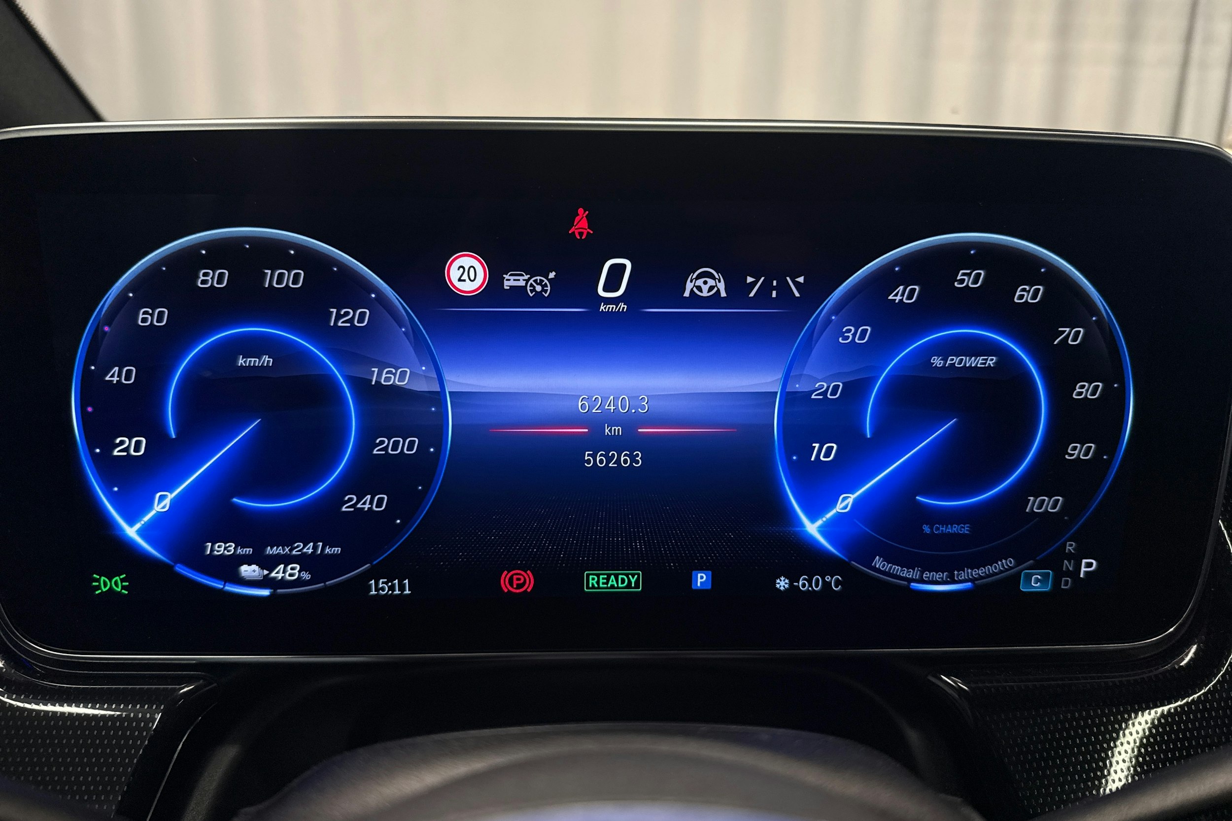 sininen Mercedes-Benz EQE SUV 2023 kuva 15.