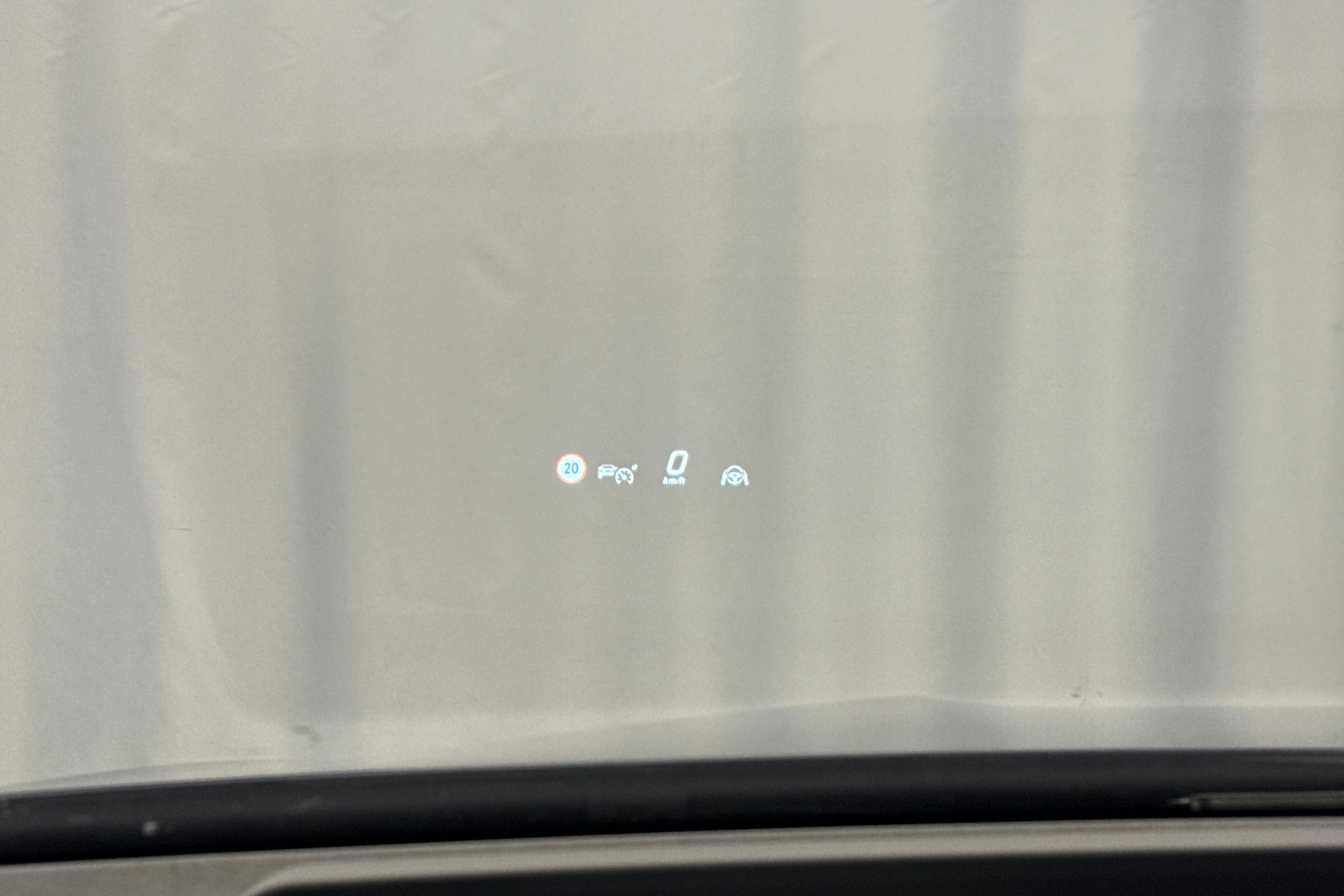 sininen Mercedes-Benz EQE SUV 2023 kuva 16.