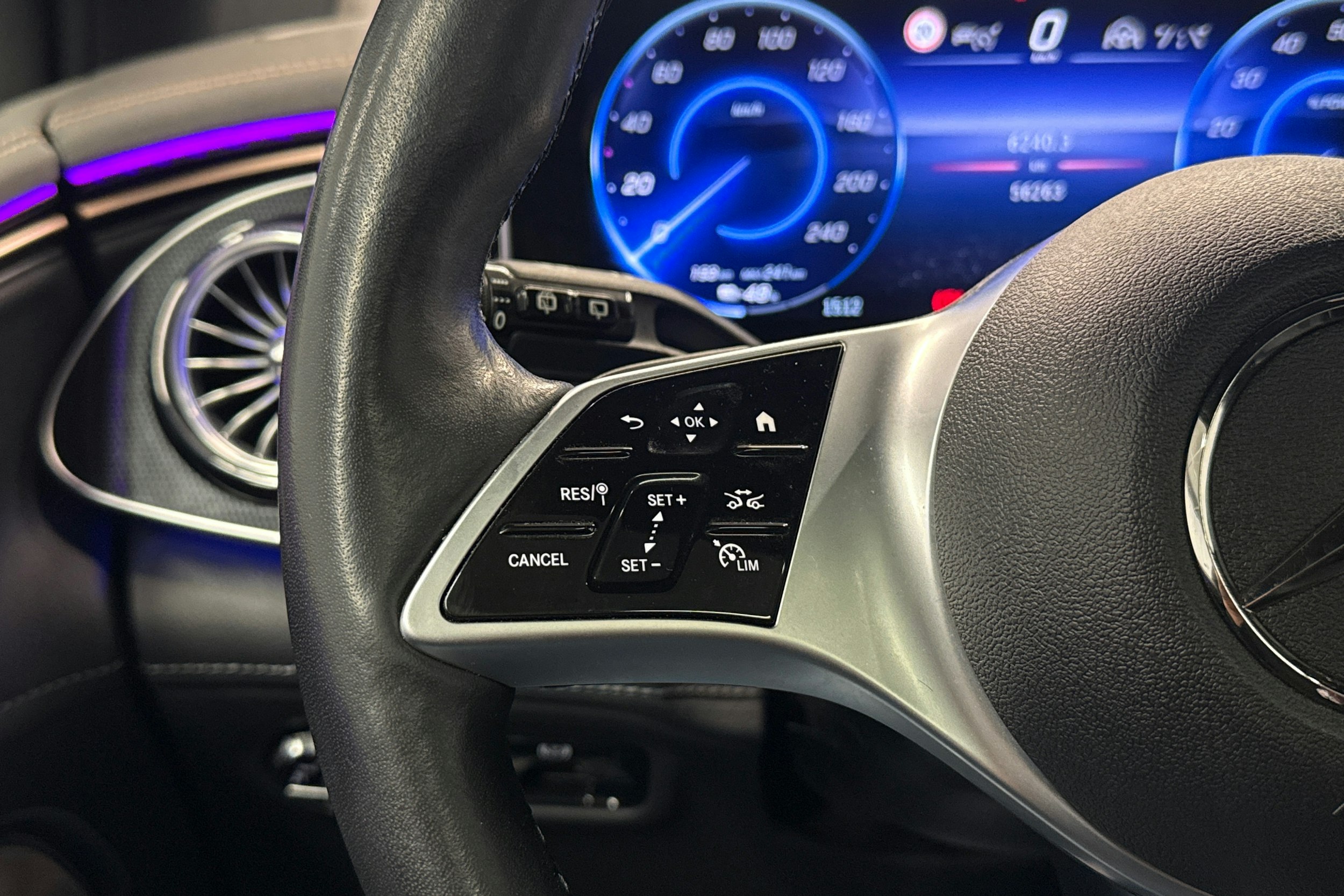 sininen Mercedes-Benz EQE SUV 2023 kuva 17.