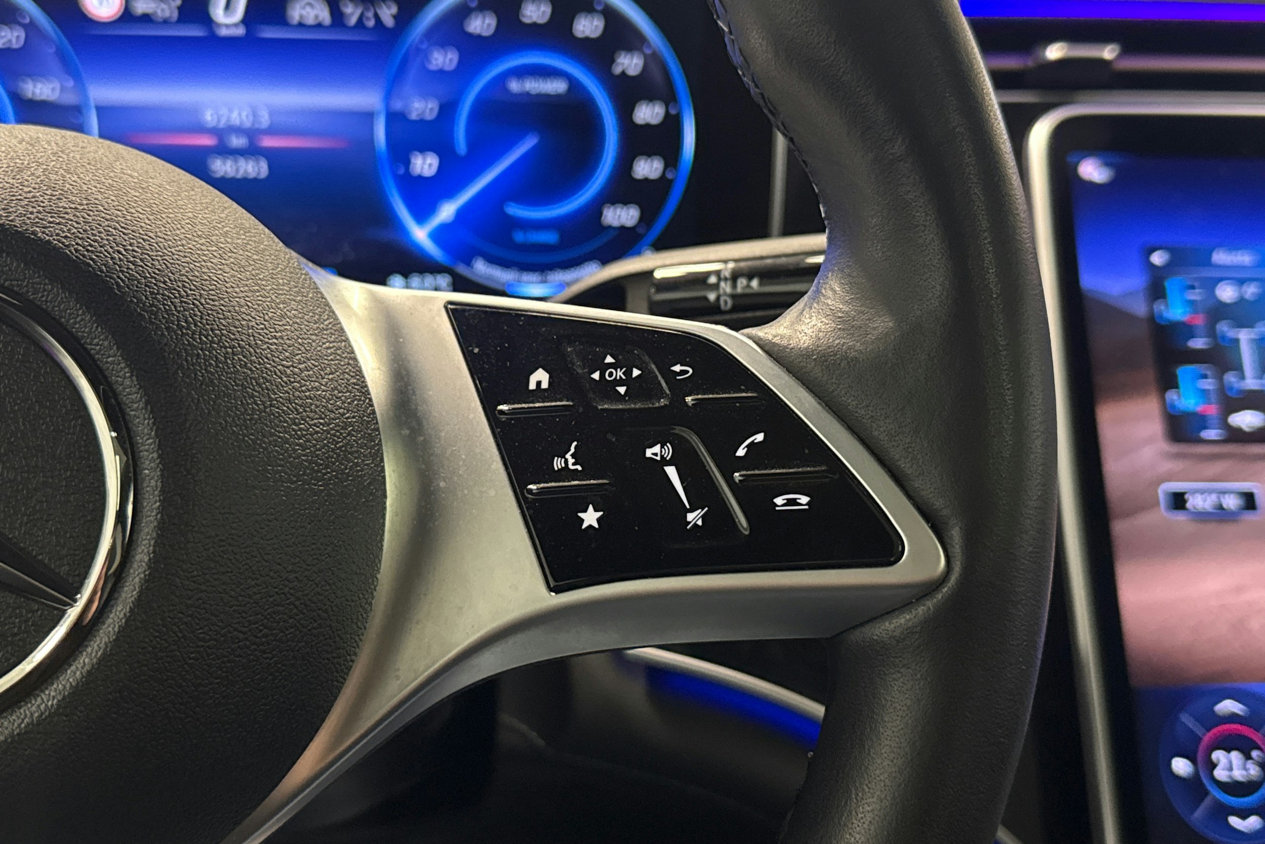 sininen Mercedes-Benz EQE SUV 2023 kuva 18.